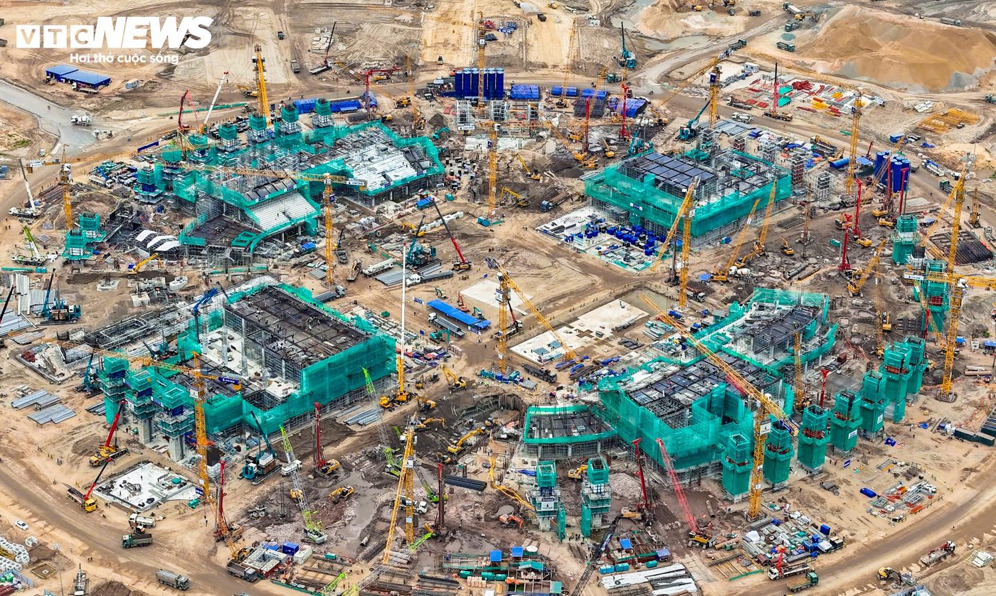 Khi báo chí gọi sân bằng ba cái tên trong cùng một tuần